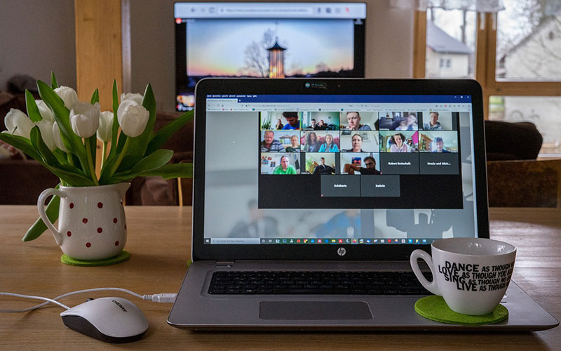 Read more about the article Cara Menggunakan Aplikasi Zoom Meeting di HP dan di Laptop